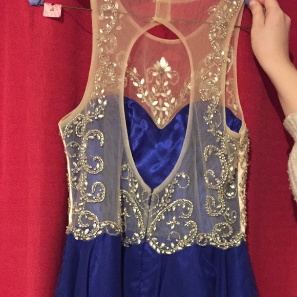 Short formal dress. - Picture 2 of 3
